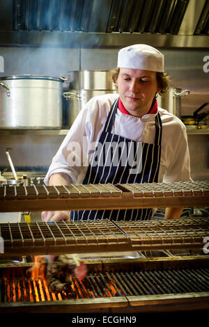 Preston Lancashire : Chef de préparer des aliments à griller dans le Turtle Bay restaurant Banque D'Images