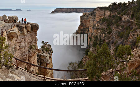 L'inversion de la nébulosité totale vu de Mather Point sur la rive sud du 14 décembre 2014 dans le Parc National du Grand Canyon, Arizona. Le rare phénomène est causé lorsque le sol perd de la chaleur rapidement, à l'aube pour créer une couche d'air frais et humide à l'intérieur du canyon, le piégeant sous le ciel au-dessus de la plus chaude exceptionnellement les murs de canyon et de remplissage l'espace avec une mer de brouillard. Les représentants du parc a déclaré que le phénomène est une occurrence de la décennie. Banque D'Images