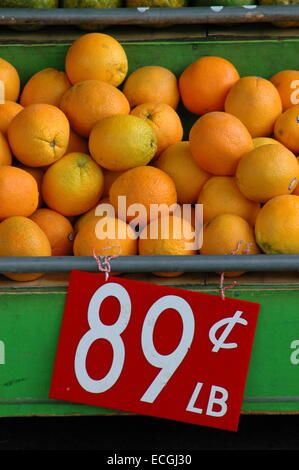 Les oranges fraîches at a Market Stall Banque D'Images