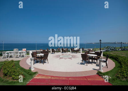 La terrasse de l'Hôtel Nacional de Cuba historique donnant sur le détroit de Floride et Malecon à Vedado La Havane Cuba. Banque D'Images