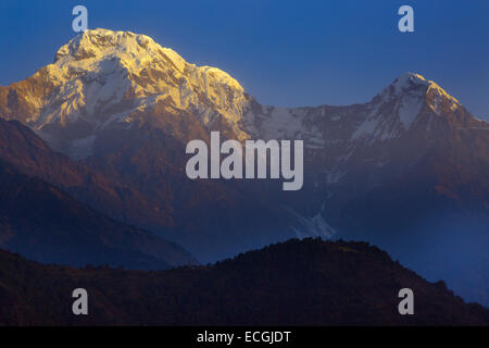 La montagne Annapurna et Machhapuchchhre ou parois de la montagne depuis le village de Ghandruk Banque D'Images