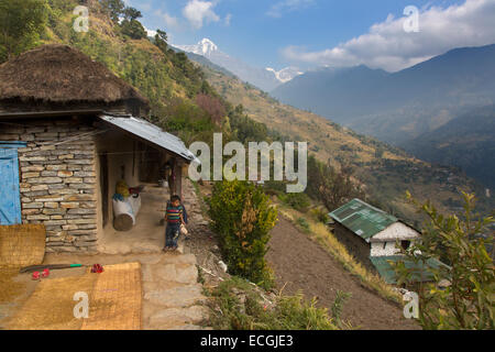 Le village de montagne de Ghandruk dans la vallée de la modi Khola à environ 2000 mètres d'Annapurna et dans la distance en Y. Banque D'Images