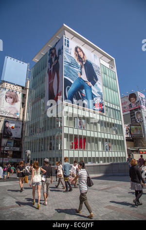 Les gens qui marchent sur la rue commerciale de Dotonbori. Banque D'Images