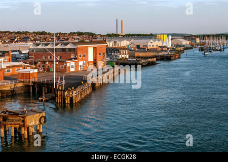 Vue sur le port de Cowes à l'île de Wight, dans le sud de l'Angleterre Banque D'Images