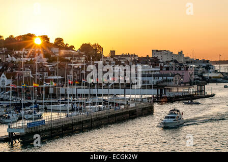 Vue sur le port de plaisance de Cowes à l'île de Wight, Angleterre du Sud Banque D'Images