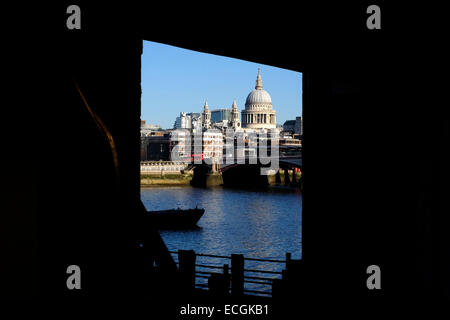 Une vue de la cathédrale St Paul à partir de la rive sud Banque D'Images