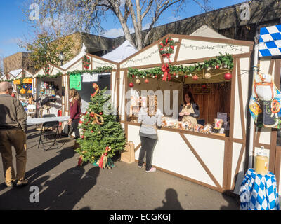 MOUNTAIN VIEW, CA/USA - Le 13 Décembre : Marché allemand des vacances dans le centre-ville sur la montagne le 13 décembre 2014. Banque D'Images