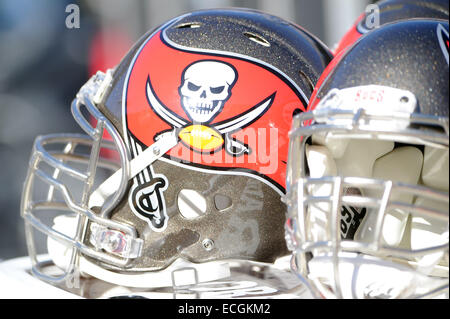 Stade de l'Amérique, Charlotte, NC, USA. 14 Décembre, 2014. Tampa Bay Buccaneers NFL casques pendant match de football entre l'équipe des Tampa Bay Buccaneers et les Panthers au stade Bank of America, Charlotte, NC. Credit : csm/Alamy Live News Banque D'Images