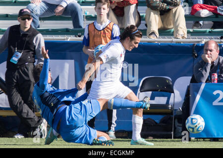 Cary, Caroline du Nord, USA. 14 Décembre, 2014. Action de jeu au cours de la NCAA College Football Cup 2014 match de championnat entre la Virginie et à l'UCLA WakeMed Soccer Park à Cary, NC. Virginie continue de gagner 4 à 2 dans la PKs. © Jason Walle/ZUMA/Alamy Fil Live News Banque D'Images