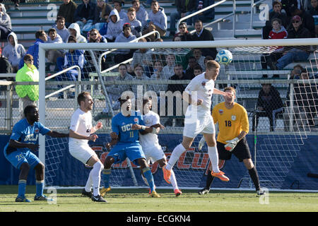 Cary, Caroline du Nord, USA. 14 Décembre, 2014. Action de jeu au cours de la NCAA College Football Cup 2014 match de championnat entre la Virginie et à l'UCLA WakeMed Soccer Park à Cary, NC. Virginie continue de gagner 4 à 2 dans la PKs. © Jason Walle/ZUMA/Alamy Fil Live News Banque D'Images