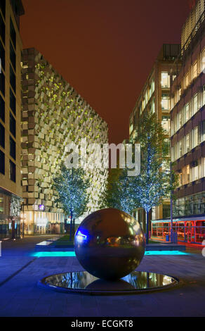 La place du millénaire, Sheffield, Yorkshire du Sud dans la nuit Banque D'Images