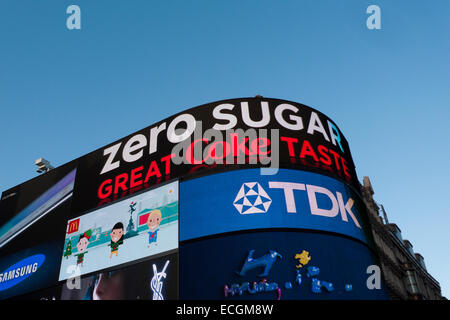 Zero Sugar Coke Coca-Cola Neon annonce publicitaire sur un Bâtiment à Piccadilly Circus Londres Angleterre Royaume-Uni Grande-Bretagne KATHY DEWITT Banque D'Images