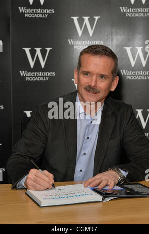 L'astronaute canadien Chris Hadfield avec son livre, vous êtes ici, à Waterstone's, Piccadilly, Londres. Banque D'Images