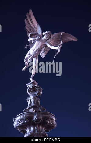 Sites anglais. La statue de familier populairement connu comme Eros reflétant les lumières de la ville de néon de Piccadilly Circus, la nuit. Londres, Angleterre, Royaume-Uni. Banque D'Images