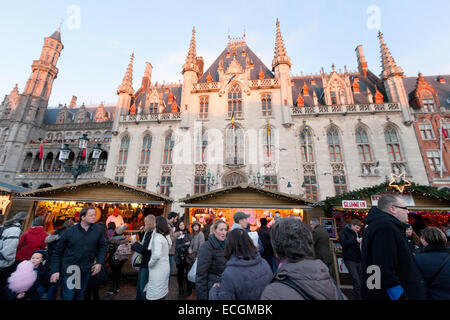 Les gens du shopping à Bruges, marché de Noël, la place du marché (Markt ), le centre-ville de Bruges, Belgique Europe Banque D'Images