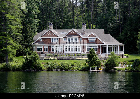 Accueil maison sur la rive du lac Winnipesaukee dans le New Hampshire États-unis d'Amérique. Banque D'Images