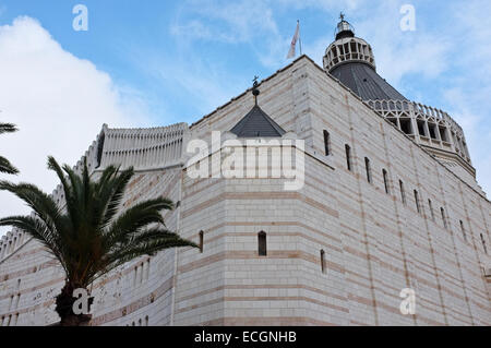 Jérusalem, Israël. 14 Décembre, 2014. Une vue extérieure de l'église de l'Annonciation à Nazareth. Le site est central pour les chrétiens comme le lieu où l'ange Gabriel a annoncé à la Vierge Marie sa prochaine grossesse miraculeuse et la naissance de Jésus. Credit : Alon Nir/Alamy Live News Banque D'Images