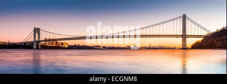 George Washington Bridge panorama au-dessus des toits de New York au coucher du soleil Banque D'Images