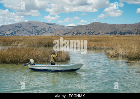 Batelier sur le lac Titicaca, Pérou Banque D'Images