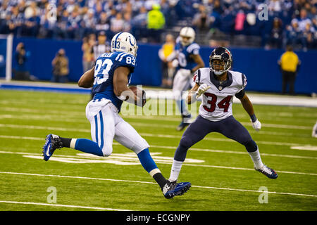 Indianapolis, Indiana, USA. 14 Décembre, 2014. Indianapolis Colts tight end Dwayne Allen (83) charges des Houston Texans A.J. évoluait vers Bouye (34) au cours de la NFL match entre Houston Texans et Indianapolis Colts le 14 décembre 2014. 10 - Houston Texans Indianapolis Colts 17. Credit : Cal Sport Media/Alamy Live News Banque D'Images