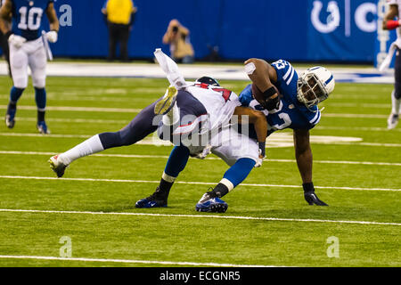 Indianapolis, Indiana, USA. 14 Décembre, 2014. Indianapolis Colts tight end Dwayne Allen (83) charges des Houston Texans A.J. évoluait vers Bouye (34) au cours de la NFL match entre Houston Texans et Indianapolis Colts le 14 décembre 2014. 10 - Houston Texans Indianapolis Colts 17. Credit : Cal Sport Media/Alamy Live News Banque D'Images