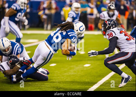 Indianapolis, Indiana, USA. 14 Décembre, 2014. Indianapolis Colts le receveur Josh Cribbs (16) est abordé au cours de la NFL match entre Houston Texans et Indianapolis Colts le 14 décembre 2014. 10 - Houston Texans Indianapolis Colts 17. Credit : Cal Sport Media/Alamy Live News Banque D'Images