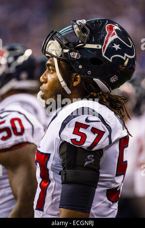 Indianapolis, Indiana, USA. 14 Décembre, 2014. L'intérieur des Houston Texans de secondeur Justin Tuggle (57) au cours de la NFL match entre Houston Texans et Indianapolis Colts le 14 décembre 2014. 10 - Houston Texans Indianapolis Colts 17. Credit : Cal Sport Media/Alamy Live News Banque D'Images