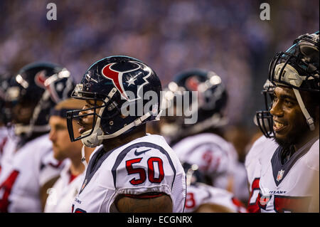 Indianapolis, Indiana, USA. 14 Décembre, 2014. L'intérieur des Houston Texans de secondeur Akeem Dent (50) au cours de la NFL match entre Houston Texans et Indianapolis Colts le 14 décembre 2014. 10 - Houston Texans Indianapolis Colts 17. Credit : Cal Sport Media/Alamy Live News Banque D'Images