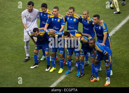 La ville de Mexico, Mexique. 14 Décembre, 2014. Les joueurs des Tigres précédent posent pour le début de la match retour de la finale de l'ouverture de l'Tournmanet 2014 Ligue MX contre l'Amérique dans le stade Azteca de Mexico, capitale du Mexique, au 14 décembre 2014. © David de la Paz/Xinhua/Alamy Live News Banque D'Images