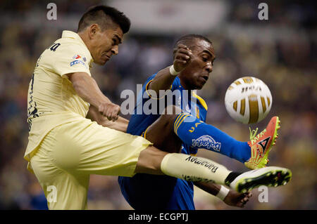 La ville de Mexico, Mexique. 14 Décembre, 2014. America's Paolo Goltz (L) rivalise avec Tigres' Joffre Guerron pendant le match retour de la finale de l'ouverture de l'Tournmanet 2014 MX Ligue dans le stade Azteca de Mexico, capitale du Mexique, au 14 décembre 2014. © David de la Paz/Xinhua/Alamy Live News Banque D'Images