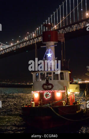 Un bateau de sauvetage SFFD devant le Bay Bridge de San Francisco, CA Banque D'Images