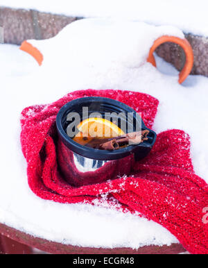 Tasse de vin chaud sur la neige couverts Banque D'Images