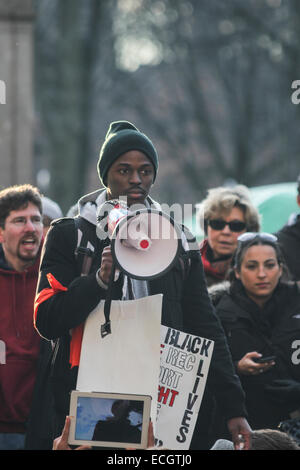 Boston, Massachusetts, USA. 13 Décembre, 2014. Un homme parle pendant les millions Mars rassemblement à Boston, Massachusetts, USA. La protestation, comme ceux d'autres villes aux États-Unis en ce jour, est en réponse aux récentes décisions du grand jury de ne pas inculper les policiers qui ont tué les hommes noirs non armés Michael Brown et Eric Garner, et pour les problèmes de longue date le racisme et la brutalité policière. Crédit : Susan Pease/Alamy Live News Banque D'Images