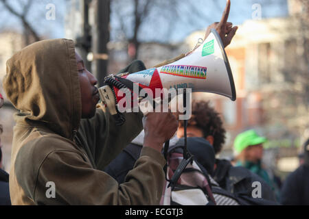 Boston, Massachusetts, USA. 13 Décembre, 2014. Un homme parle pendant les millions Mars rassemblement à Boston, Massachusetts, USA. La protestation, comme ceux d'autres villes aux États-Unis en ce jour, est en réponse aux récentes décisions du grand jury de ne pas inculper les policiers qui ont tué les hommes noirs non armés Michael Brown et Eric Garner, et pour les problèmes de longue date le racisme et la brutalité policière. Crédit : Susan Pease/Alamy Live News Banque D'Images