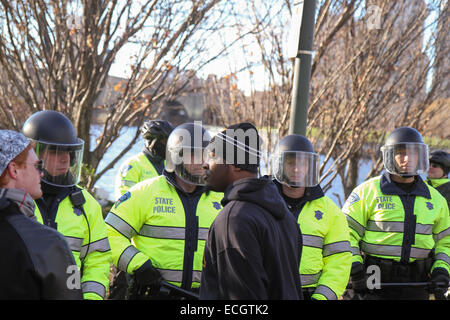 Boston, Massachusetts, USA. 13 Décembre, 2014. Affronter les manifestants Massachusetts State Police près de la prison au cours de la rue Nashua Millions protestation mars à Boston, Massachusetts, États-Unis. La protestation, comme ceux d'autres villes aux États-Unis en ce jour, est en réponse aux récentes décisions du grand jury de ne pas inculper les policiers qui ont tué les hommes noirs non armés Michael Brown et Eric Garner, et pour les problèmes de longue date le racisme et la brutalité policière. Crédit : Susan Pease/Alamy Live News Banque D'Images