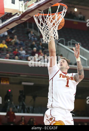 13 décembre 2014 : Les Black Knights de West Point et de l'USC Trojans, Galen Center de Los Angeles, CA. Katin Reinhardt # 1 fait un layup. Banque D'Images