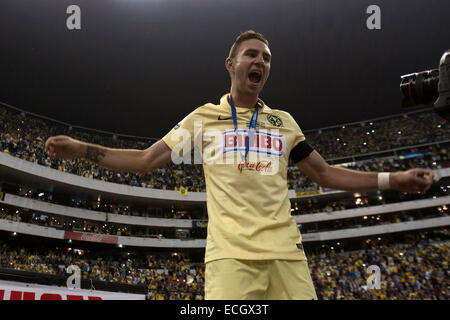 La ville de Mexico, Mexique. 14 Décembre, 2014. America's Miguel Layun célèbre à la fin du match retour de la finale du tournoi d'Ouverture 2014 du MX Ligue contre Tigres dans le stade Azteca de Mexico, capitale du Mexique, au 14 décembre 2014. © Alejandro Ayala/Xinhua/Alamy Live News Banque D'Images