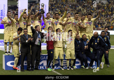 La ville de Mexico, Mexique. 14 Décembre, 2014. Les joueurs d'Amérique célébrer avec le trophée à la fin du match retour de la finale du tournoi d'Ouverture 2014 du MX Ligue contre Tigres dans le stade Azteca de Mexico, capitale du Mexique, au 14 décembre 2014. © Alejandro Ayala/Xinhua/Alamy Live News Banque D'Images