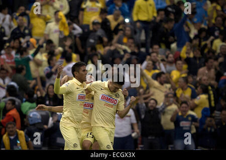La ville de Mexico, Mexique. 14 Décembre, 2014. America's Oribe Peralta (R) célèbre un but durant le match retour de la finale du tournoi d'Ouverture 2014 du MX Ligue contre Tigres dans le stade Azteca de Mexico, capitale du Mexique, au 14 décembre 2014. © Alejandro Ayala/Xinhua/Alamy Live News Banque D'Images