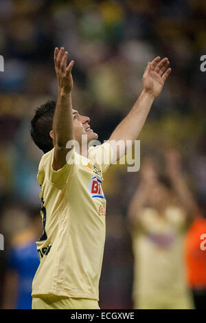 La ville de Mexico, Mexique. 14 Décembre, 2014. America's Pablo Aguilar célèbre un but durant le match retour de la finale du tournoi d'Ouverture 2014 du MX Ligue contre Tigres dans le stade Azteca de Mexico, capitale du Mexique, au 14 décembre 2014. © Pedro Mera/Xinhua/Alamy Live News Banque D'Images