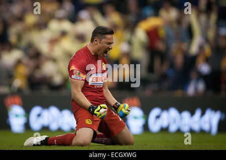 La ville de Mexico, Mexique. 14 Décembre, 2014. America's gardien Moises Munoz célèbre un but durant le match retour de la finale du tournoi d'Ouverture 2014 du MX Ligue contre Tigres dans le stade Azteca de Mexico, capitale du Mexique, au 14 décembre 2014. © Pedro Mera/Xinhua/Alamy Live News Banque D'Images