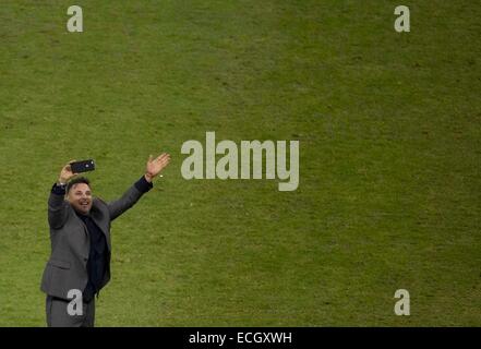 La ville de Mexico, Mexique. 14 Décembre, 2014. L'entraîneur-chef de l'Amérique Antonio Mohamed selfies prend une à la fin du match retour de la finale du tournoi d'Ouverture 2014 du MX Ligue contre Tigres dans le stade Azteca de Mexico, capitale du Mexique, au 14 décembre 2014. © David de la Paz/Xinhua/Alamy Live News Banque D'Images