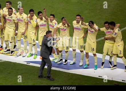 La ville de Mexico, Mexique. 14 Décembre, 2014. L'entraîneur-chef de l'Amérique Antonio Mohamed (C) et les joueurs avant de célébrer la victoire après le match retour de la finale du tournoi d'Ouverture 2014 du MX Ligue contre Tigres dans le stade Azteca de Mexico, capitale du Mexique, au 14 décembre 2014. © Alejandro Ayala/Xinhua/Alamy Live News Banque D'Images