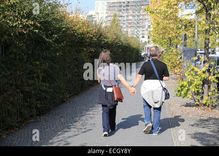 Homme Femme tenir la main à pied en plein air rue europe Allemagne Berlin Banque D'Images