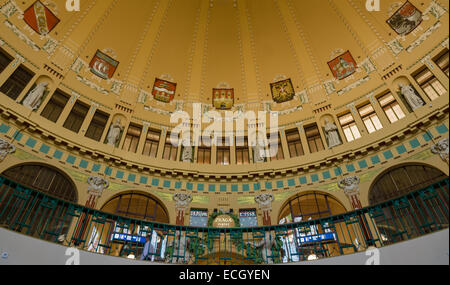 PRAGUE, RÉPUBLIQUE TCHÈQUE - Septembre 04, 2014 : le dôme de style Art Nouveau dans la principale gare ferroviaire. Banque D'Images