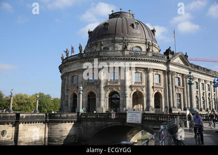 Musée de Bode en dehors de ciel bleu de l'île des musées de Berlin Banque D'Images