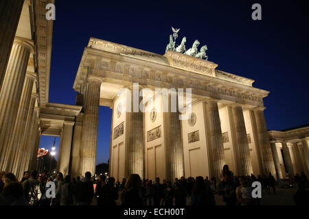 Porte de Brandebourg berlin foule nuit Banque D'Images