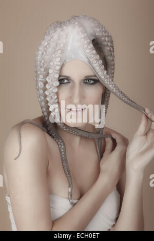 Jeune femme avec Octopus sur la tête Banque D'Images