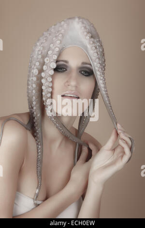 Jeune femme avec Octopus sur la tête Banque D'Images