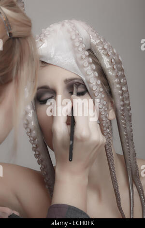 Jeune femme avec Octopus sur la tête Banque D'Images